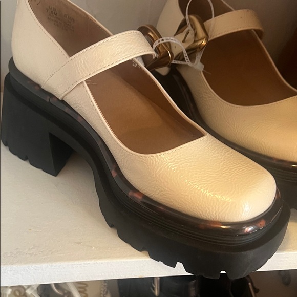 New! Sam Edelman Elegant Cream Platform Mary Jane Shoes ($119 retail) - Picture 3 of 4